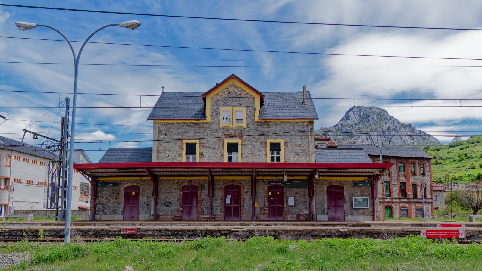 Villamanin Train Station